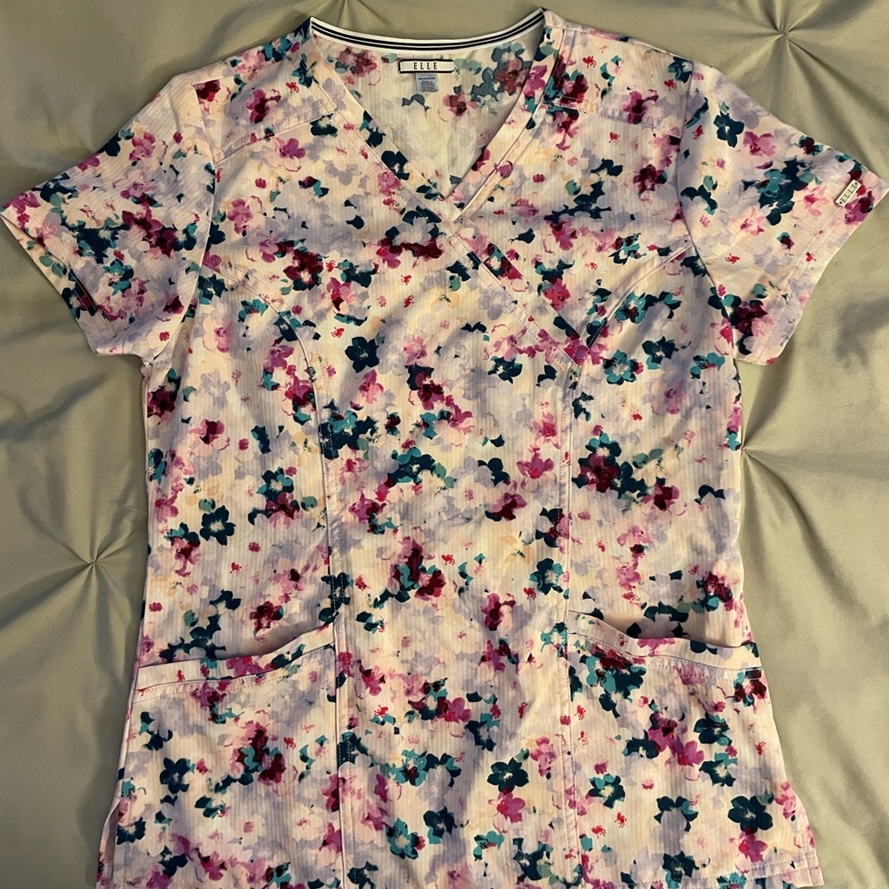 Elle XS pink and blue floral scrub top